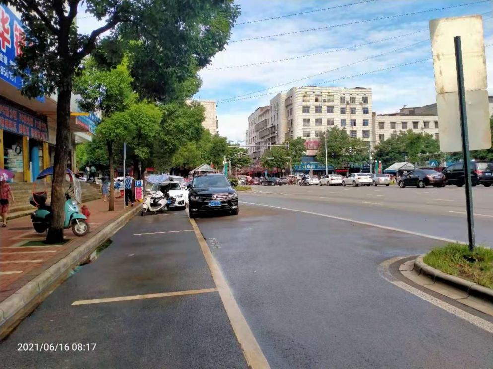 娄底自来水管突裂污染街道环卫紧急处理还整洁